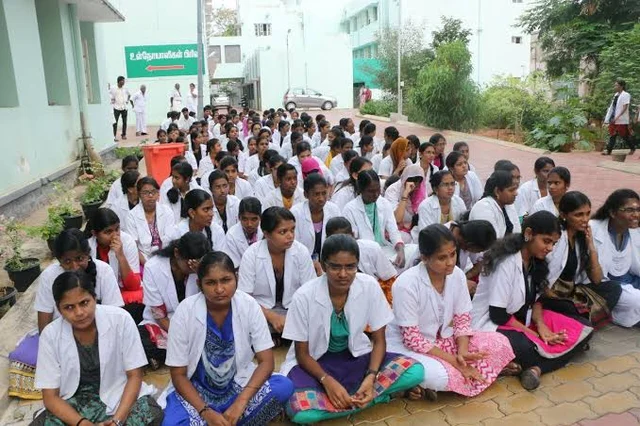கல்லூரி மாணவர்கள்