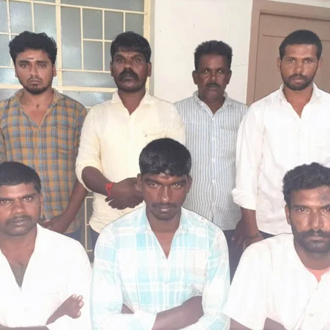 முரணான பதில்; காரில் இருந்த ஆயுதங்கள்! - ஆந்திர எல்லையில் சிக்கிய செம்மரம் வெட்டும் கும்பல்
