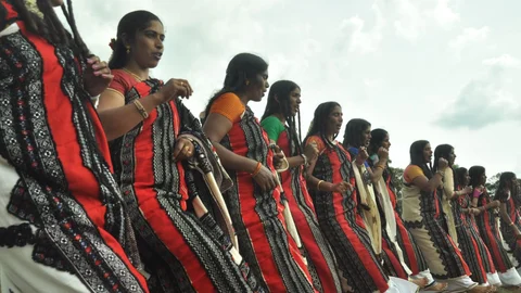 பாரம்பர்ய உடை அணிந்து நடனமாடும் பெண்கள்