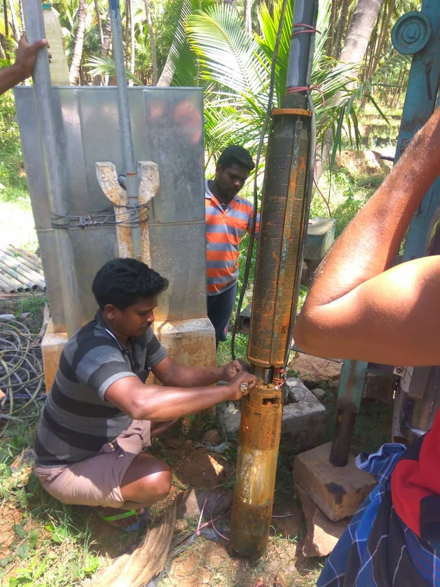 போர்வெல் மோட்டாரை சரி செய்யும் கிராம மக்கள்