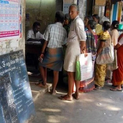 நீதிமன்ற உத்தரவை மீறுகிறதா, கூட்டுறவுத் துறை? - ரேஷன் கடைகளில் நடப்பது என்ன?