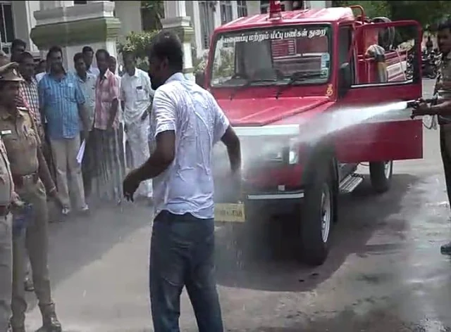 கந்துவட்டிக் கொடுமையால் தீக்குளிக்க முயற்சி - கரூர் மாவட்ட ஆட்சியரகத்தில் பரபரப்பு!
