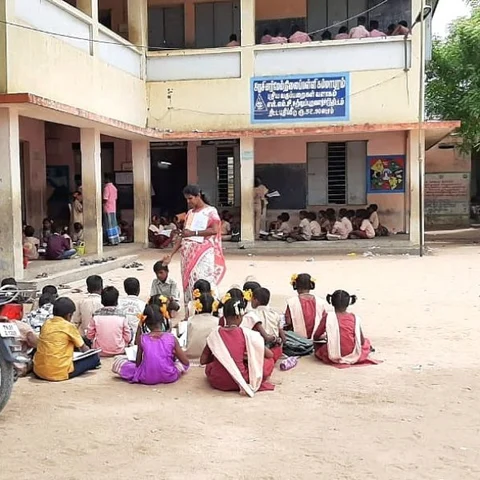 `மரத்தடியில் வகுப்பறை, தெரு பைப்பில் குடி நீர்!' - அவதிப்படும் அரசுப் பள்ளி மாணவ, மாணவிகள்