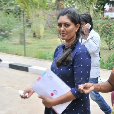 `மஞ்சுநாதனிடம் இருக்கும் வீடியோ; போட்டோக்களை அழியுங்கள்!' - கமிஷனரிடம் கண்ணீர்விட்ட நடிகை நிலானி