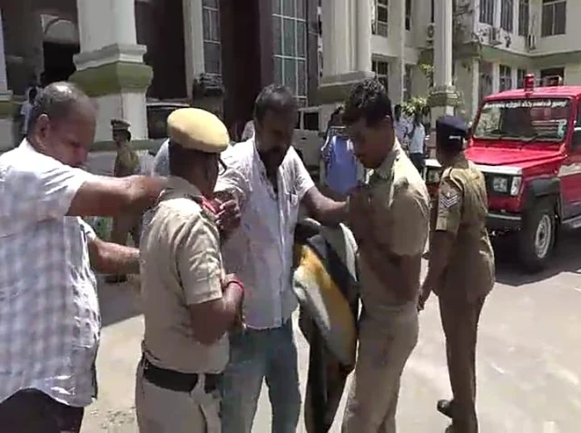 கந்துவட்டிக் கொடுமையால் தீக்குளிக்க முயற்சி - கரூர் மாவட்ட ஆட்சியரகத்தில் பரபரப்பு!