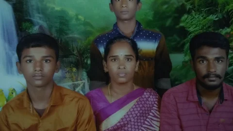 மாரியம்மாள் மகன்களுடன்