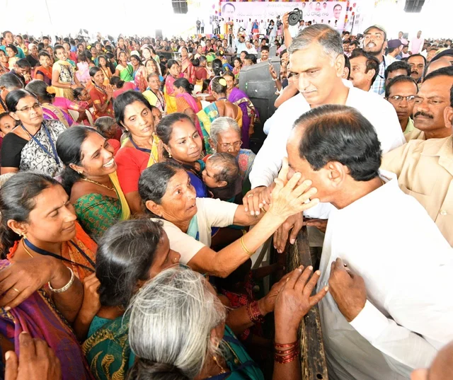 சந்திரசேகர ராவை வாழ்த்தும் கிராமப் பெண்கள்