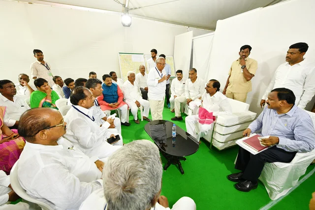 ஊர் மக்களுடன் பேசும் சந்திரசேகர ராவ்