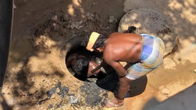 மனிதக் கழிவுகளை மனிதனே அகற்றும் அவலம்