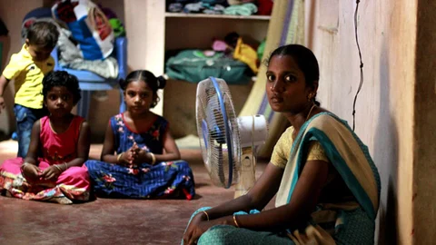குழந்தைகளோடு பொன்மணி