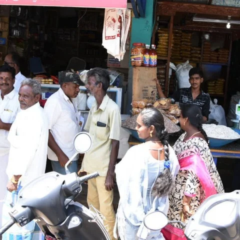 `அதிகாரிகளைக் கடைக்குள் வைத்துப் பூட்டிய ஊழியர்கள்' - தஞ்சாவூரில் ஆய்வுக்கு வந்தவர்களுக்கு நேர்ந்த சோகம்!