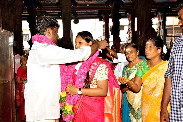 நிதர்சனா - மைக் ரிச்சர்ட்சன்