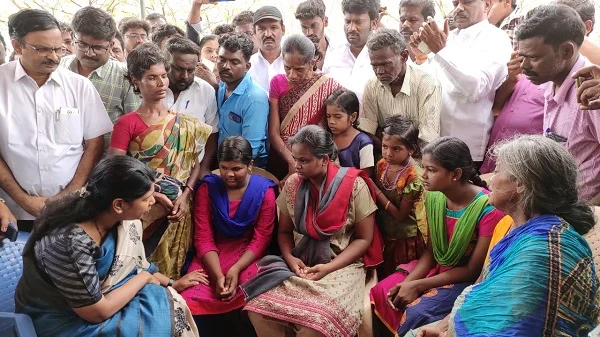 மாரியம்மாள் குழந்தைகளிடம் ஆறுதல் தெரிவித்த கனிமொழி