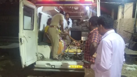 ஆம்புலன்ஸில் ஏற்றபட்ட கர்ப்பிணிப் பெண்