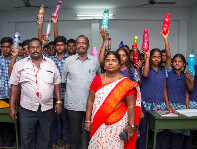 ஆசிரியர்களுடன் மாணவர்கள்