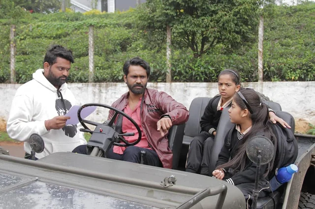 இயக்குநர் பரத் உடன் அம்சத் கான்