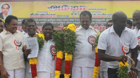 மாலையுடன் நிர்வாகிகள்