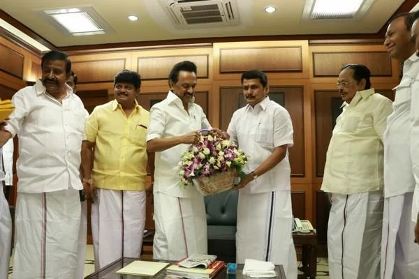 ஸ்டாலினைச் சந்திக்கும் தங்க தமிழ்ச்செல்வன்?! - பலனளிக்காத எடப்பாடியின் வாக்குறுதிகள்