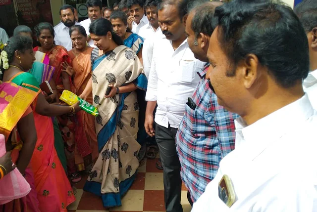 விமான நிலையத்தில் கனிமொழி