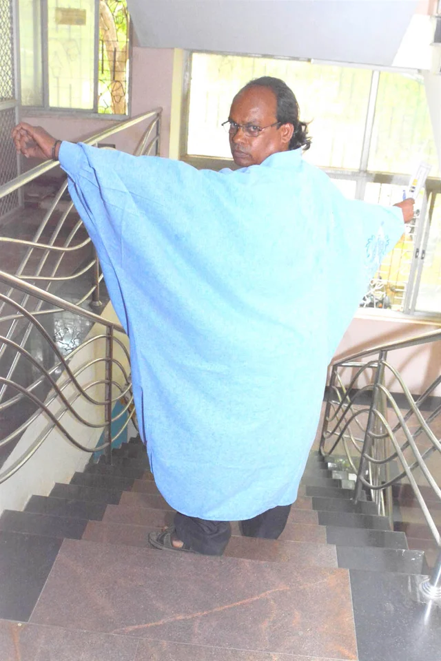 ஆவி உடை, பின்னோக்கிய நடையுடன் வந்த ‘மனிதன்’.
