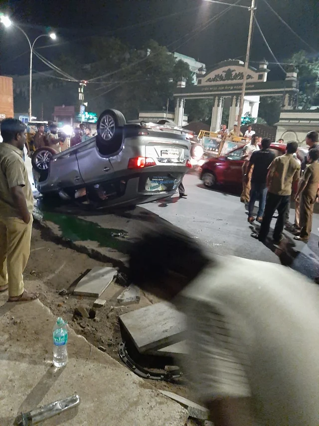 விபத்தில் சிக்கிய சொகுசு கார்