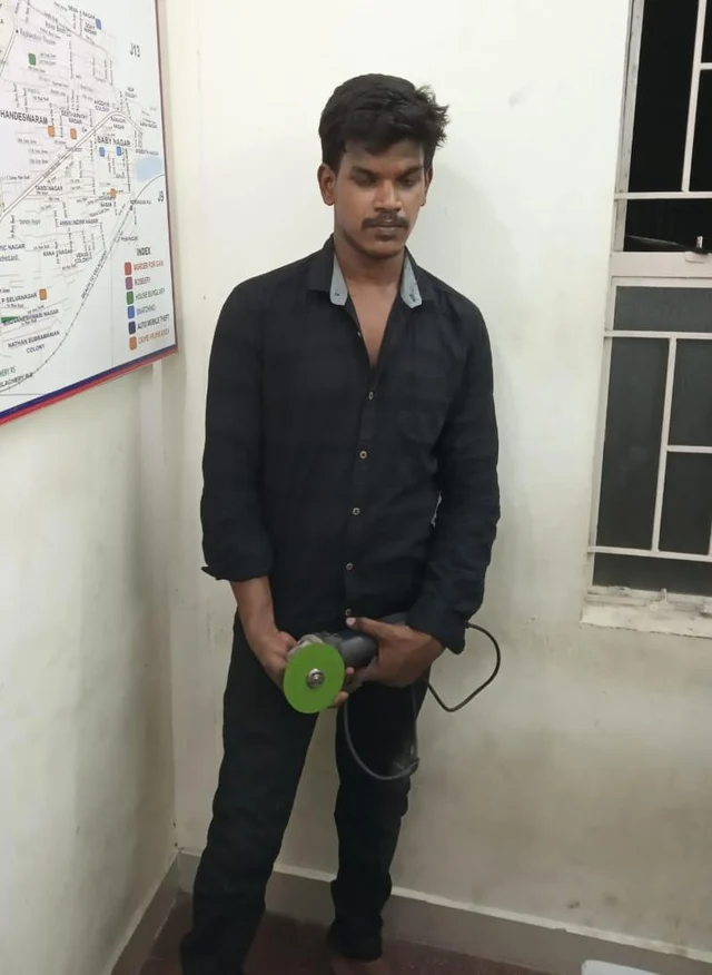 பர்தா அணிந்து ஏ.டி.எம். சென்டரில் திருட வந்த வெல்டிங் ராஜ்குமார்