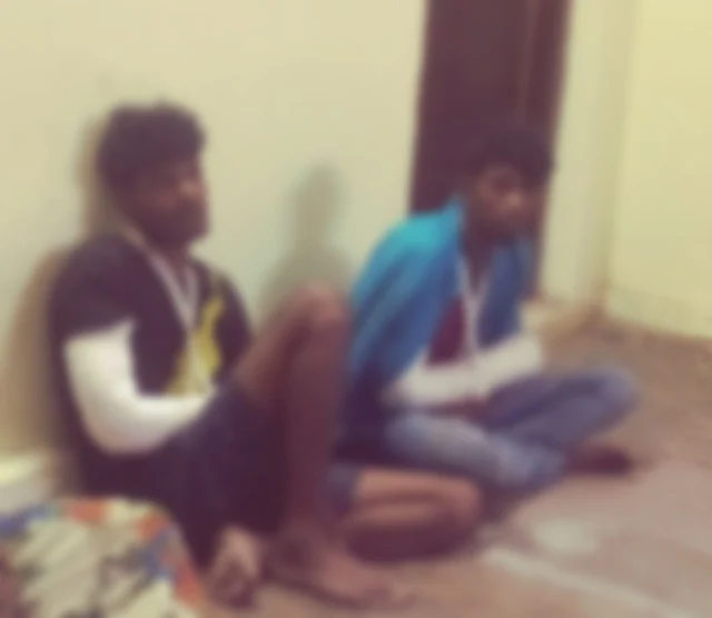 கையில் கட்டுடன் ரூட் தல மாணவர்கள்