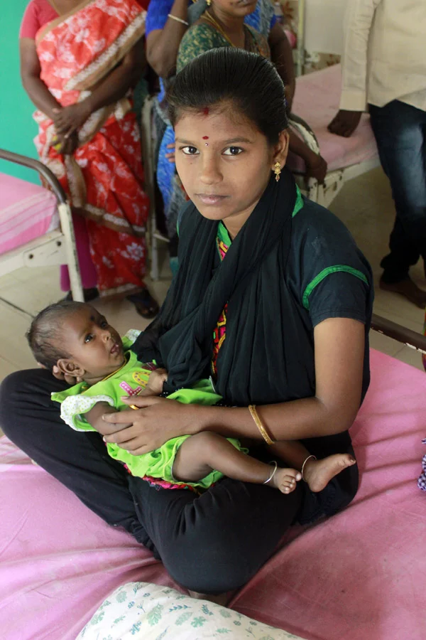சௌமியா குழந்தையோடு...