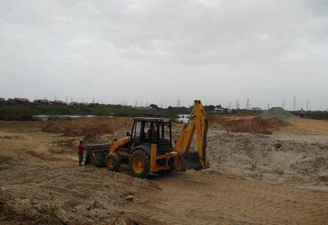 சதுப்பு நிலத்தில் நடக்கும் மேடேற்றும் வேலை
