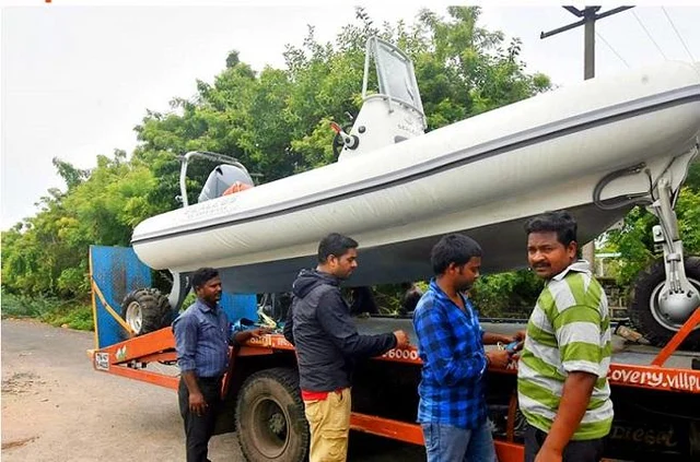 `இனி விபத்தில் சிக்கும் மீனவர்களைக் காப்பாற்றுவது சுலபம்!' - புதுவையில் களமிறங்கிய அதிநவீனப் படகு