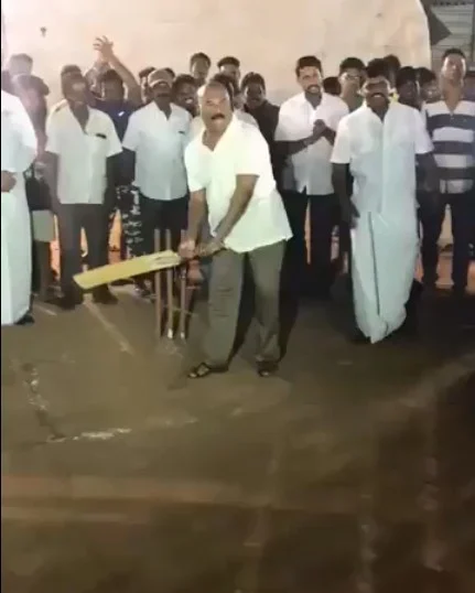 கிரிக்கெட் விளையாடும் அமைச்சர்