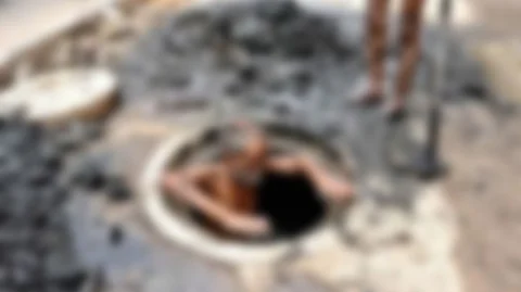 மனிதக் கழிவுகளை மனிதனே அகற்றும் அவலம்