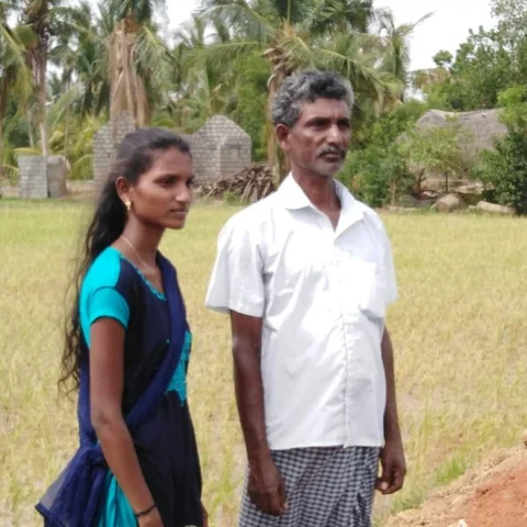 `இதுக்கு ஏன்பா கவலைப்படுற நான் இருக்கேன்’ - தனி ஆளாக 1 ஏக்கர் நிலத்தில் நடவு செய்த கல்லூரி மாணவி