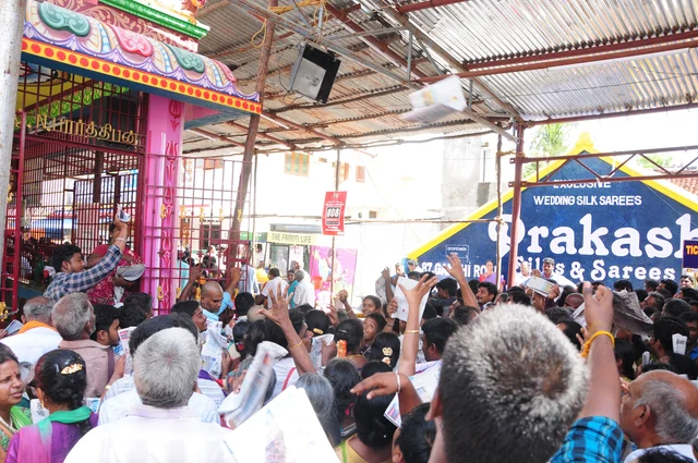 அத்திவரதர் வைபவத்தில் மக்கள் கூட்டம்!