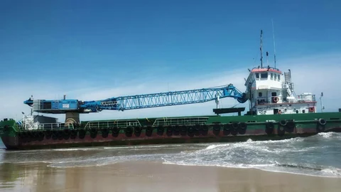 பாம்பன் குந்துகால் அருகே கரை ஒதுங்கிய சரக்கு கப்பல்