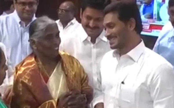 'ஏழை மக்களுக்குக் கொடுங்க!' - ஜெகன்மோகன் ரெட்டியை அசரவைத்த ஆந்திர மூதாட்டி