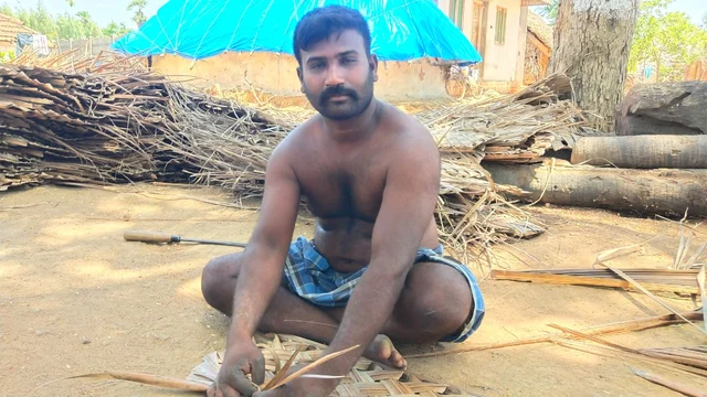 தென்னங்கீற்று முடையும் தொழிலாளி நாகராஜன்