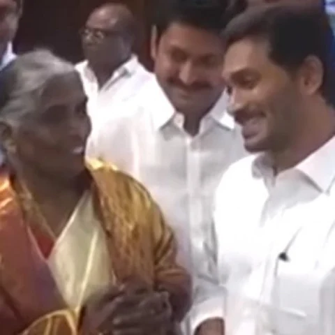 'ஏழை மக்களுக்குக் கொடுங்க!' - ஜெகன்மோகன் ரெட்டியை அசரவைத்த ஆந்திர மூதாட்டி