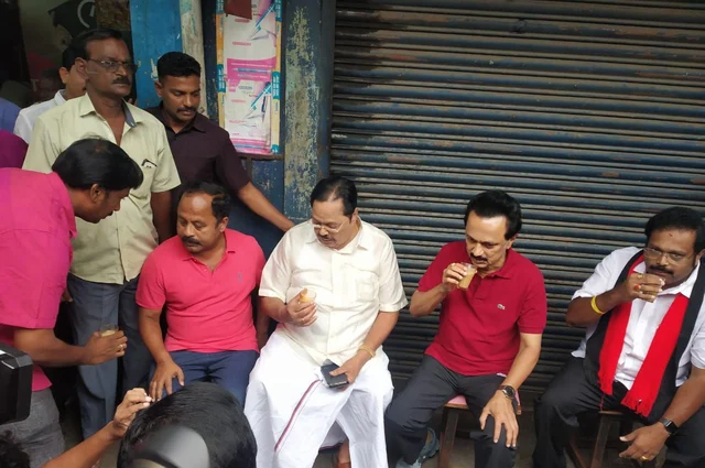 துரைமுருகன், கதிர் ஆனந்துடன் ஸ்டாலின்