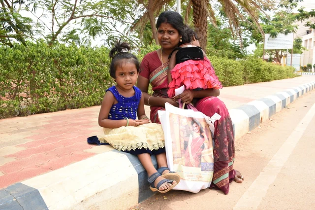 செந்தமிழ்செல்வி தன் மகளுடன்