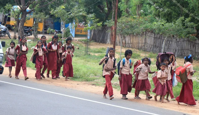 மாணவர்கள்
