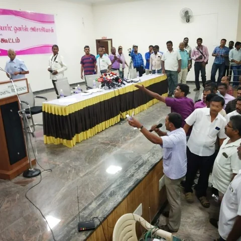 `நீ ஓட்டு போட்டு நான் வெற்றிபெறல' - எல்.பி.ஜி லாரி உரிமையாளர்கள் கூட்டத்தில் கூச்சல் குழப்பம்!