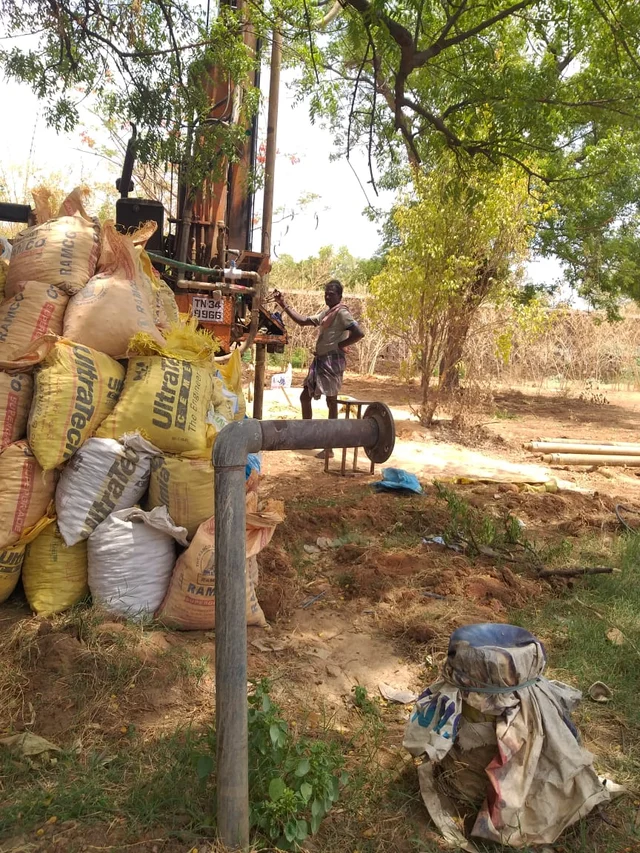 ஆழ்குழாய் கிணறு அமைக்கும் பணி