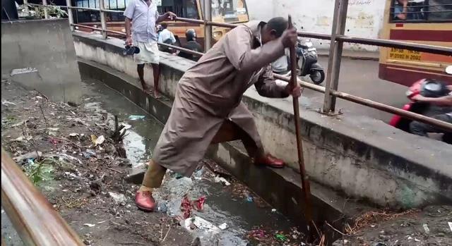 சாக்கடை அடைப்பை சுத்தம் செய்த போலீஸ்