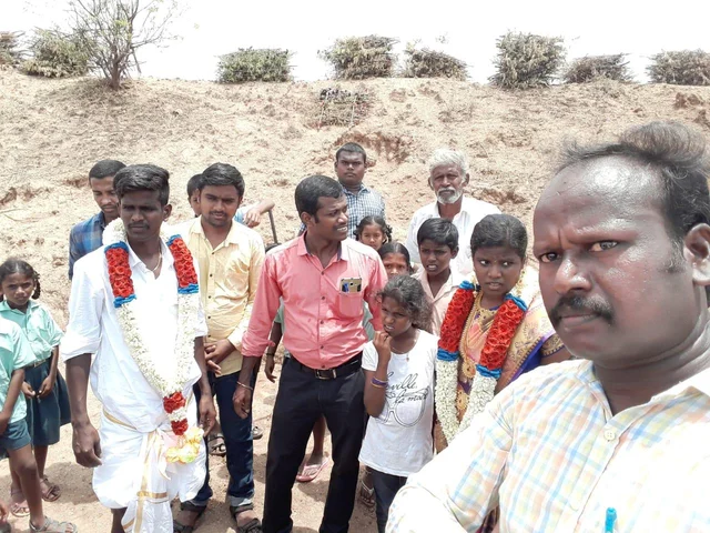 `இப்படிப் பண்ணுனா குடிநீர்ப் பஞ்சம் இந்த யுகத்துக்கு வராது!' கிராமத்தை நெகிழவைத்த அரசுப் பள்ளி ஆசிரியர்