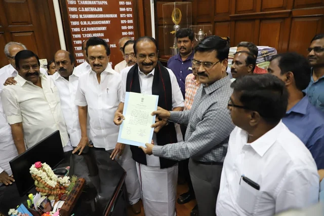 சான்றிதழ் பெறும் வைகோ