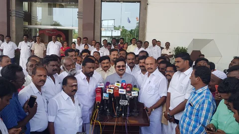 தினகரன்