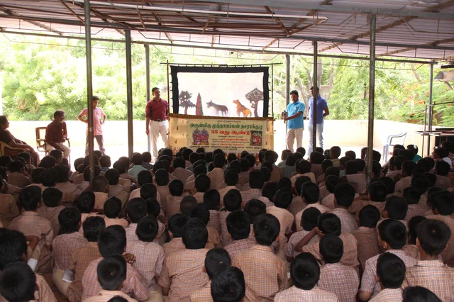 தோல்பாவைக் கூத்து ரசிக்கும் மாணவர்கள்.