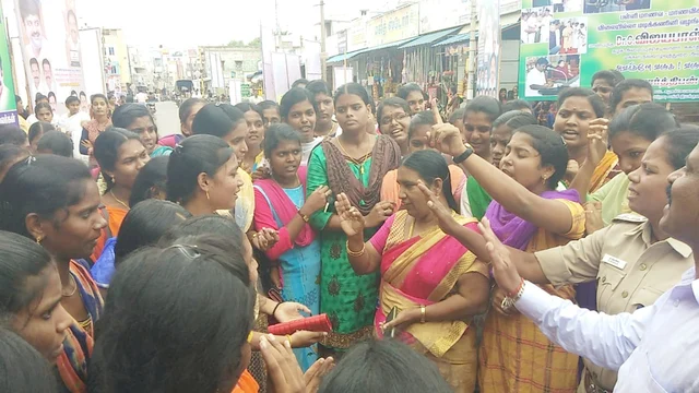 மடிக்கணினி கேட்டு போராடும் மாணவிகள்