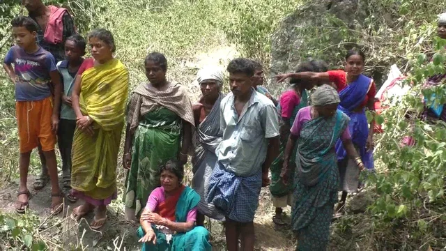யானை தாக்கி இறந்தவரின் உறவினர்கள்